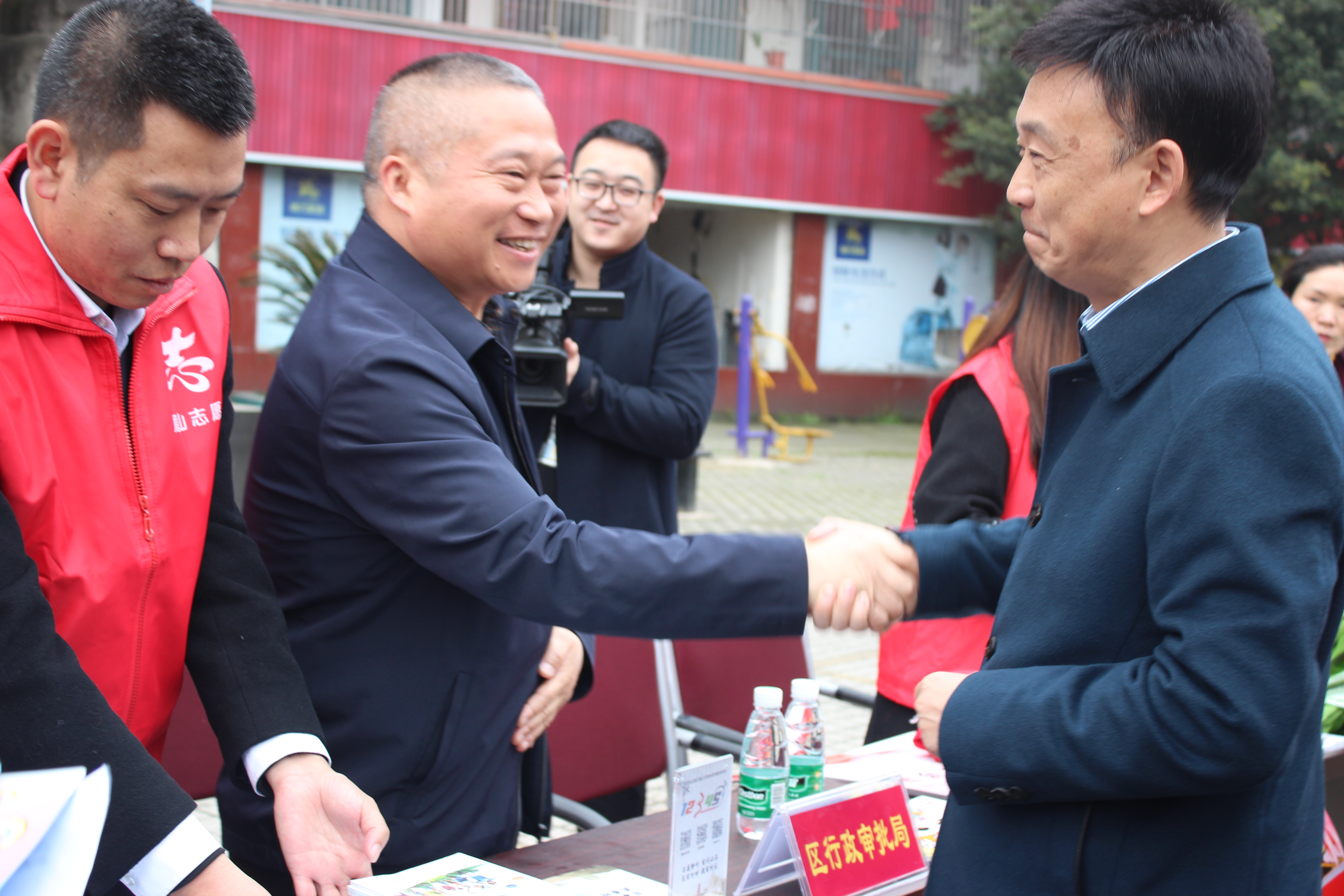 区委常委,宣传部长李维义查看宣传点位并与区行政审批局局长陈巍亲切