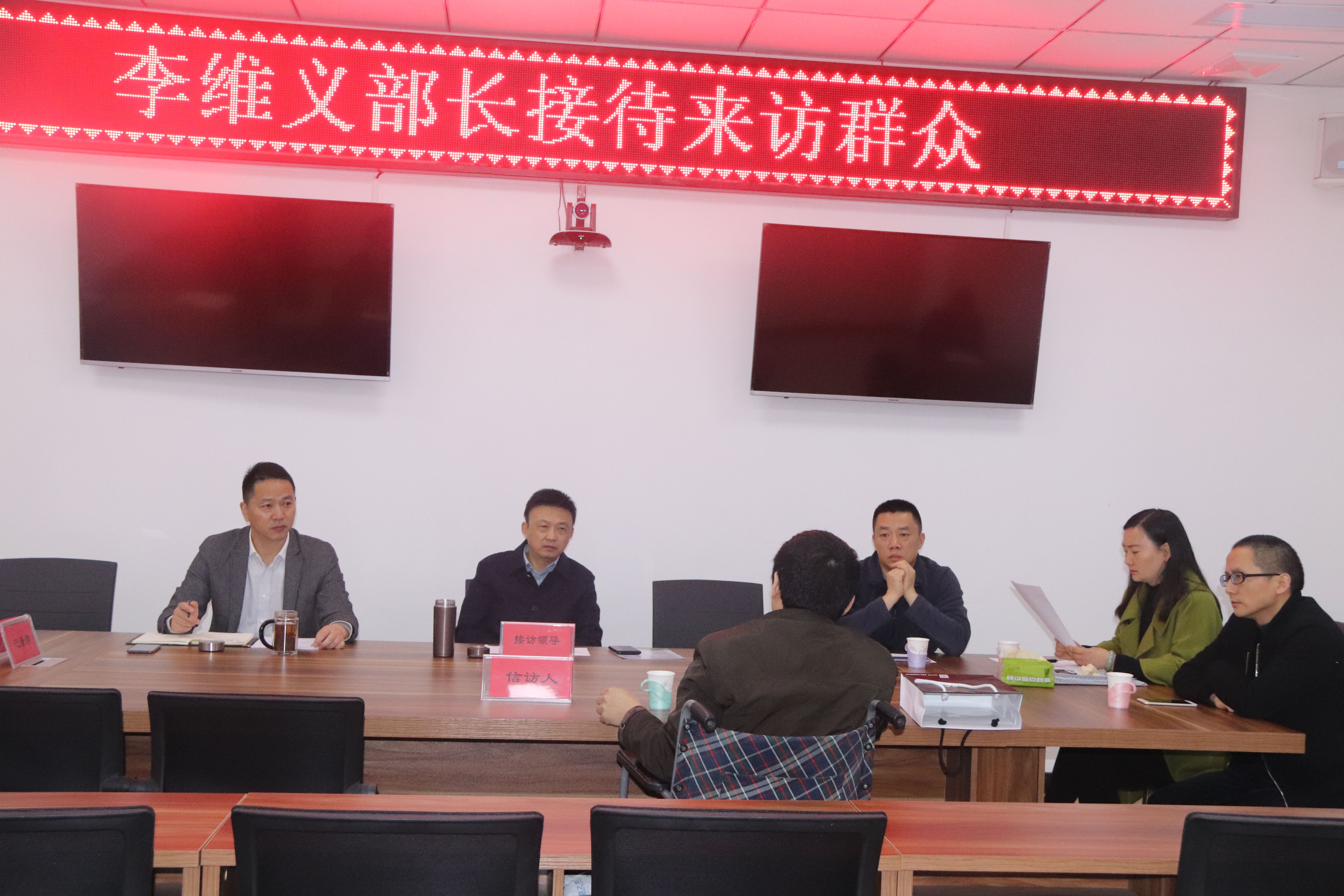区委常委宣传部部长李维义接待来访群众