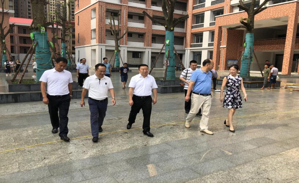 市教体局局长廖仁军,东坡区教体局局长杜贵林,苏辙中学校长杨勇陪同.